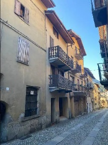 Foto Casa indipendente a Chiomonte Centro di 220 m² con 8 locali in vendita