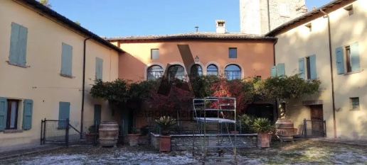 Foto Villa unifamiliare a Castelvetro di Modena di 321 m² con 10 locali