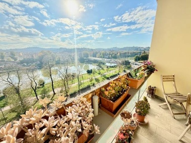 Foto Appartamento in Lungarno Cristoforo Colombo, Firenze di 140 m²
