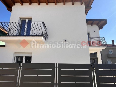 Foto Villa bifamiliare in Via Caruscino 107, Avezzano Centro di 130 m²