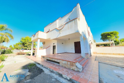 Foto Villa unifamiliare in Via Calata Rinella 21, Taranto di 194 m²