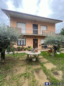 Foto Casa indipendente a Carrara Fontia, Fossola, Fossone di 240 m²