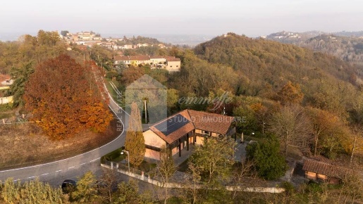 Foto Villa unifamiliare in via Montemarzo, Azzano d'Asti di 535 m²