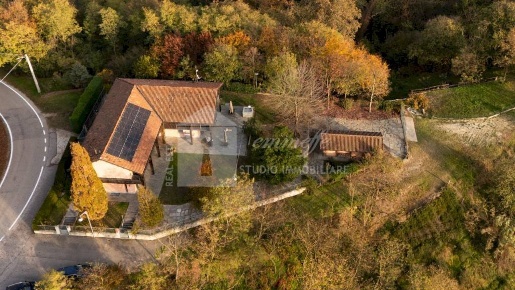 Foto Villa unifamiliare in via Montemarzo, Azzano d'Asti di 535 m²