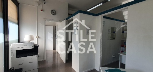 Foto Locale commerciale a Porcari Centro di 200 m² con 6 locali in vendita