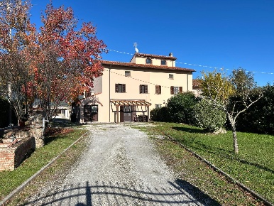 Foto Villa bifamiliare a Cascina Navacchio Sud di 260 m² con 10 locali