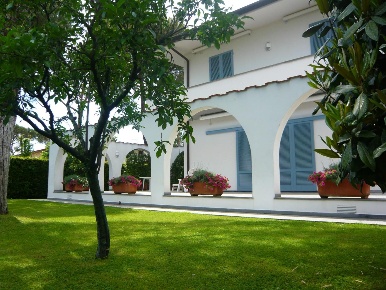 Foto Villa unifamiliare a Forte dei Marmi Centro di 270 m² con 8 locali