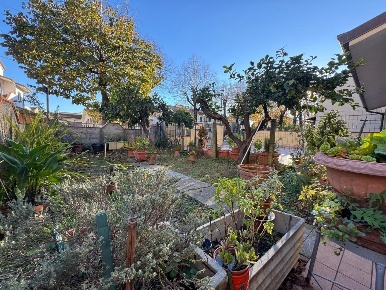 Foto Casa indipendente a Viareggio Torre del Lago di 100 m² con 6 locali