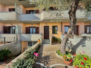 Foto Villa a schiera a Ponsacco Centro di 215 m² con 8 locali in vendita