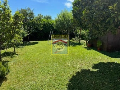 Foto Villa bifamiliare a Calci Centro di 180 m² con 8 locali in vendita