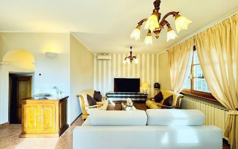 Foto Case indipendenti a Pietrasanta di 120 m² con 8 locali in affitto