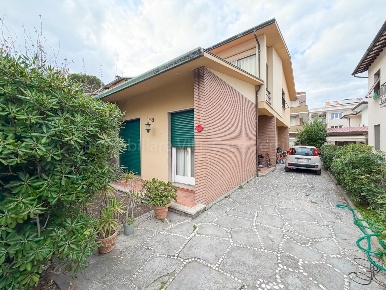 Foto Villa bifamiliare in Via Marco Polo 122, Viareggio di 150 m²
