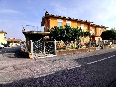 Foto Villa bifamiliare a Bedizzole Piazza di 190 m² con 5 locali in vendita