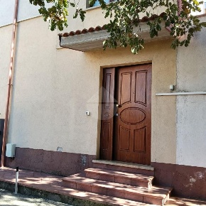 Foto Appartamento in Via Domenico Mauro, Acri Centro di 108 m² con 6 locali