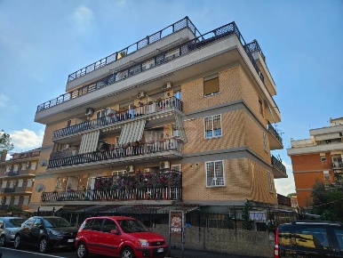 Foto Appartamento in Via Vincenzo Tomassini, Roma di 70 m² con 3 locali