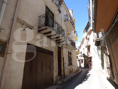 Foto Casa indipendente in Umberto Saso, Ciminna di 270 m² con 9 locali