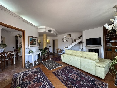Foto Appartamento in Via Quarto Grande 54, Roma Finocchio di 190 m²