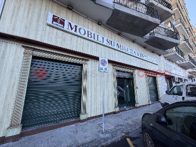 Foto Negozio in Via Cugini 34, Taranto Tre Carrare di 125 m² con 2 locali