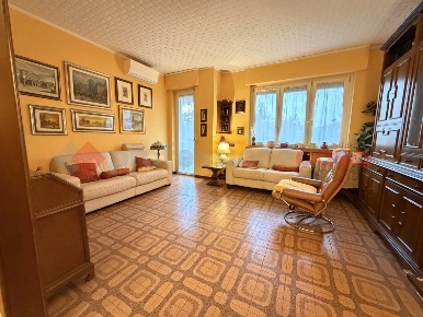 Foto Appartamento in Via Per Cesano Boscone 26, Corsico di 140 m²