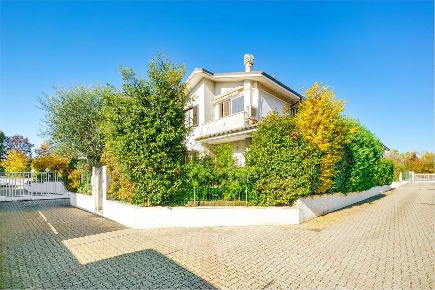 Foto Villa unifamiliare in via alcide de gasperi 37, Agrate Brianza Centro