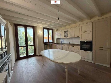 Foto Appartamento in VIA MAZZINI, Lesmo di 117 m² con 3 locali in vendita