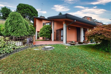 Foto Villa unifamiliare a Capiago Intimiano di 290 m² con 12 locali
