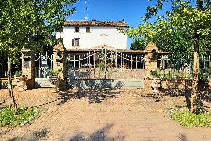 Foto Casa indipendente a Soliera di 400 m² con 6 locali in vendita