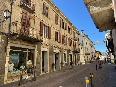Foto Negozio in VIA GIOLITTI 50, Cavour Centro di 50 m² con 2 locali