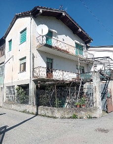 Foto Villa bifamiliare in via Clapey, Donnas Centro di 192 m² con 10 locali