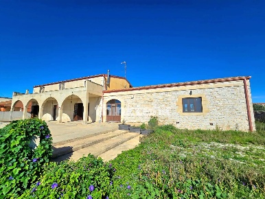 Foto Villa singola in Sp 75, Scicli di 445 m² con 10 locali in vendita