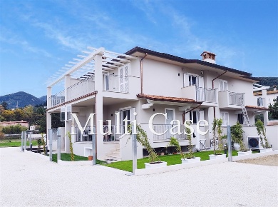 Foto Villa unifamiliare a Camaiore Capezzano Pianore di 150 m² con 7 locali