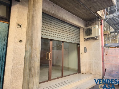 Foto Locale commerciale in Via Vittorio Veneto, Adelfia di 95 m² in vendita