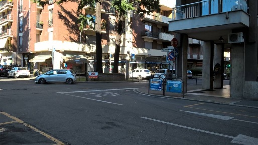 Foto Negozio in via Carcano 40, Saronno di 120 m² con 2 locali in affitto