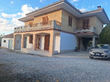 Foto Casa indipendente a Montottone di 247 m² con 12 locali in vendita