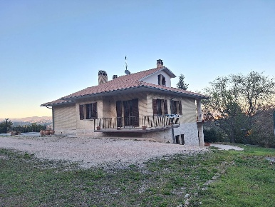 Foto Villa unifamiliare a San Severino Marche di 318 m² con 12 locali
