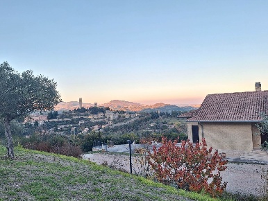 Foto Villa unifamiliare a San Severino Marche di 318 m² con 12 locali