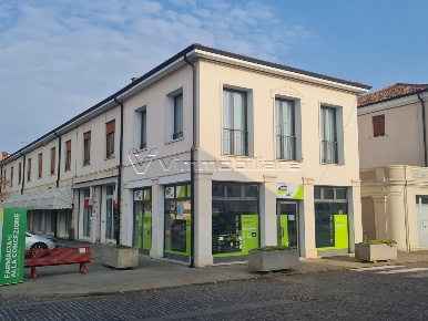 Foto Locale commerciale in via Carlo Porta angolo via Palladio 1, Centro
