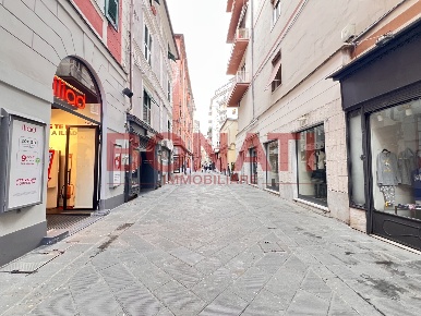 Foto Locale commerciale a La Spezia Centro Storico di 30 m² con 1 locali