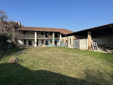 Foto Casale a Cologne di 650 m² con 8 locali in vendita