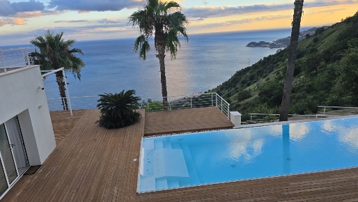 Foto Villa unifamiliare a Taormina di 350 m² con 10 locali in vendita