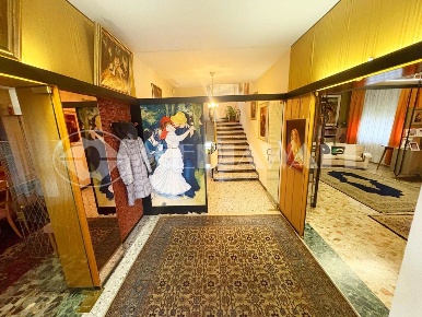 Foto Villa singola a Maniago Centro di 300 m² con 9 locali in vendita