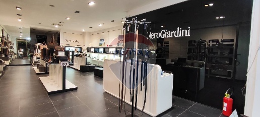 Foto Negozio in VIALE PRINCIPèE UMBERTO, Caltagirone Centro di 101 m²