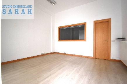 Foto Attività commerciale in Via Foscolo, Viareggio Lungomare di 38 m²