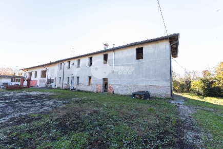 Foto Rustico in Via Acquafredda, Visano Centro di 326 m² con 7 locali