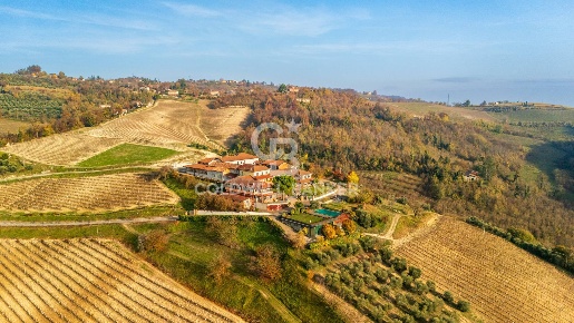 Foto Villa singola in Strada Vallescura, Grazzano Badoglio di 2700 m²