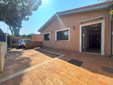 Foto Villa singola in Via Cinquefrondi, Roma Anagnina di 450 m² in vendita