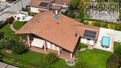 Foto Villa unifamiliare in Via Olmetto, Villa Bartolomea Centro di 420 m²