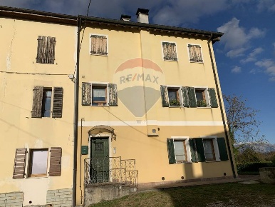 Foto Appartamento in Via Giamosa, Belluno di 75 m² con 5 locali in vendita