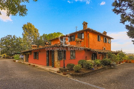 Foto Villa singola in Via del Patollo, Corciano di 700 m² con 16 locali