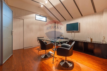 Foto Attività commerciale in Via Domenico Mandragora, Bari Picone di 713 m²